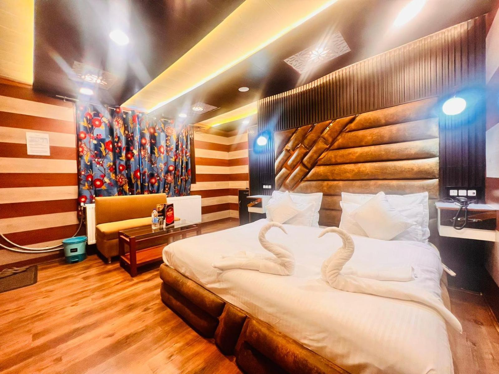 Pine View Resort Gulmarg Eksteriør billede