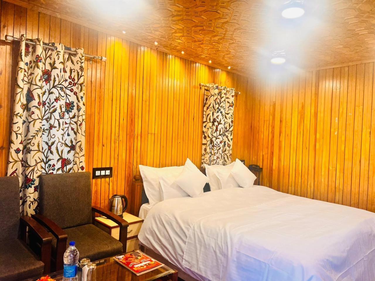 Pine View Resort Gulmarg Eksteriør billede