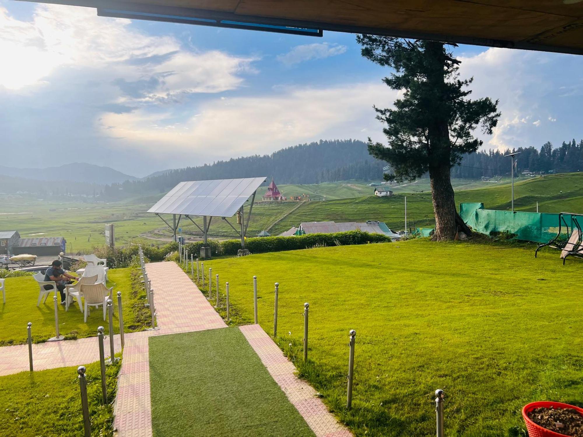 Pine View Resort Gulmarg Eksteriør billede