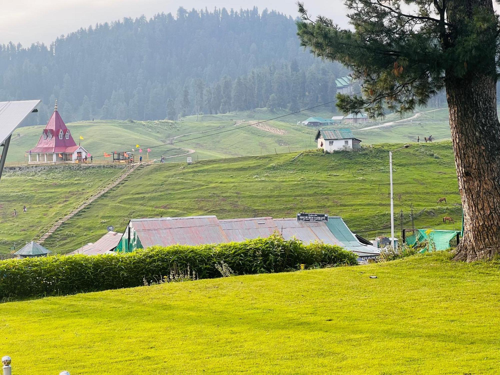 Pine View Resort Gulmarg Eksteriør billede
