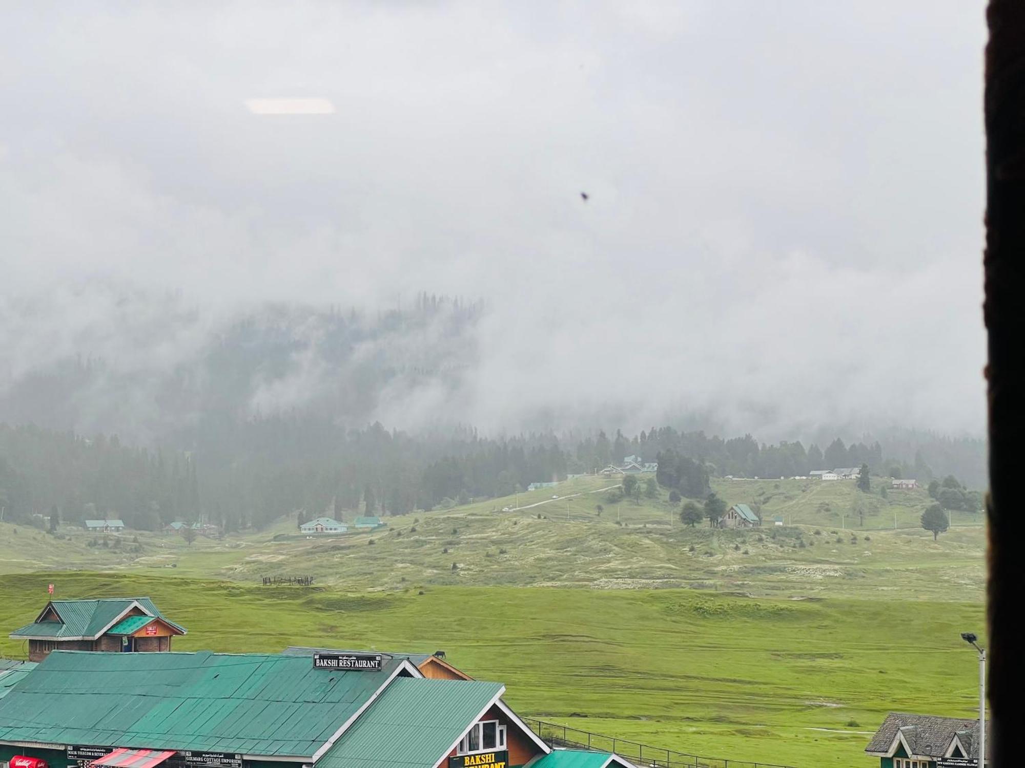 Pine View Resort Gulmarg Eksteriør billede